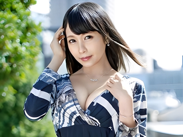 【低身長Hカップ美女と不倫】『ダメ…旦那にバレちゃう…』小柄で巨乳の素人妻が、床で大胆に脚を開き、他人棒を膣奥までズッポリ！禁断の快楽に溺れる背徳セックス♡