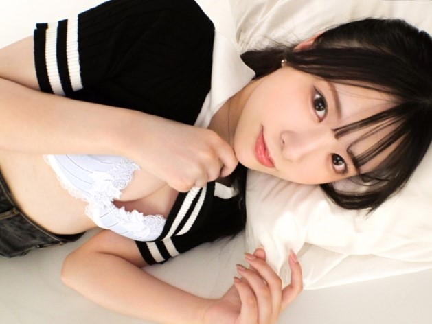 【素人】清楚な見た目のスレンダー美少女なのにM体質…フェラチオご奉仕からパイパン使って騎乗位腰振り…♡