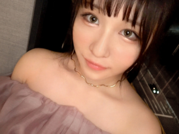 【上京娘の初ハメ撮り】童顔色白お姉さん、カメラの前で乳首コリコリ！バックからチンポ挿入、恥じらう姿がたまらない！！