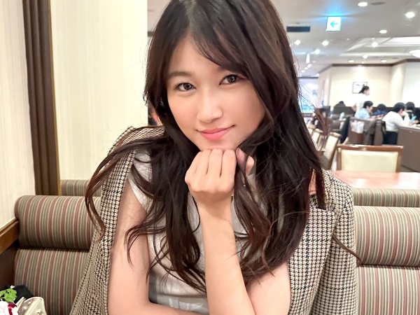 【可愛い美容師の淫らな秘密】上目遣いでチンポを咥えるお姉さん♡手マンだけで大洪水！軽く触られただけで潮溜まりができるほど敏感に反応しちゃう！