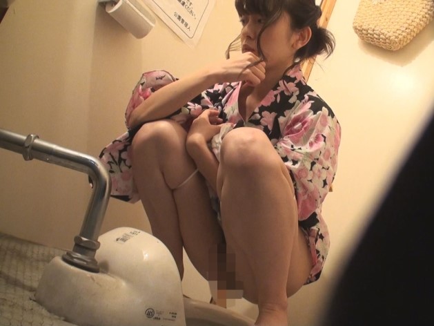 【オナニー隠し撮り】花火大会で自慰行為に耽る浴衣の美女！おまんこ自分で弄っちゃうビッチっ！！