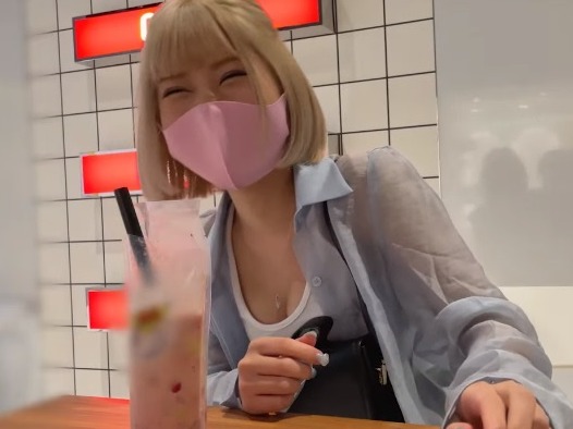 【金髪コンカフェ嬢の危険なバイト】『気持ちいい…』ギャル店員が裏で濃厚フェラ＆ソファで正常位セックス！可愛い声で喘ぐ姿が超エロい♡本気で感じる姿は必見！