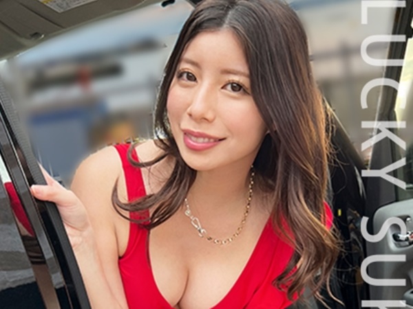 【駐車場でまさかの放尿】我慢できずにオシッコしちゃう淫乱お姉さん！敏感マ○コを刺激され、ガニ股で感じまくり！結局、大量の潮吹きで駐車場がビショビショに！！
