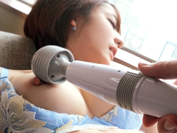 【エロカワお姉さん】ジュエリーショップ店員が電マ責めで敏感乳首をビンビンに！立ちバックで美巨乳揺らして感じまくり♡素人娘の淫らな姿に興奮必至！