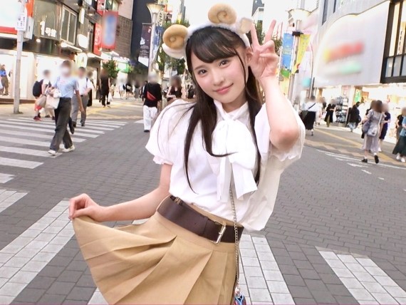 【あざと可愛い店員をナンパSEX】ガールズバーの美少女、チ○ポ挿入で本性丸出し！可愛い声で喘ぎ、感じまくる姿に興奮MAX♡