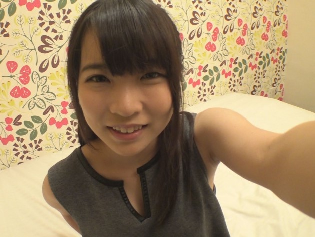 【ウブ娘の秘密オナニー】『誰にも見せないよ…』恥ずかしがり屋な素人娘がカメラの前で大胆自慰！顔を赤らめながら、大開脚で敏感な部分を激しく刺激！指でマンコを弄り、喘ぎ声を漏らしながら絶頂を迎える！