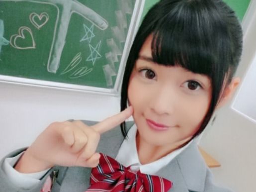 【制服JKの教室プレイ】『やだ…恥ずかしい…』ウブな素人JKが教室で夢のセックス体験！机を使った体位で激しく突かれ、潮吹きが止まらない！！