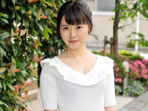 【水着若妻のエロマッサージ】欲求不満な人妻がオイルまみれで誘惑！水着姿でチ○ポにしゃぶりつき、イカせまくる！マッサージのふりして、実はエッチなサービス満点！ゆかりさんの淫らな手つきと舌使いに、もう我慢できない！♡