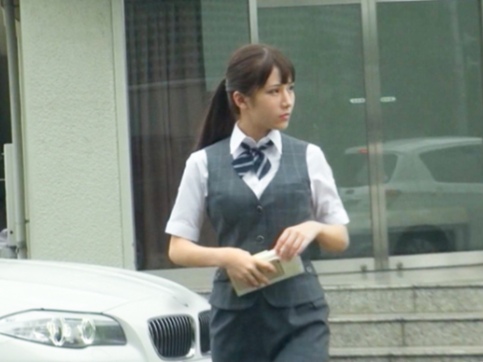 【車内密着エッチ】仕事終わりの美人OLと車内でイチャラブSEX！タイトスカートから覗く美脚がたまらない…おマンコを激しくピストンして、最後はお顔にザーメンぶっかけちゃうぞ♡