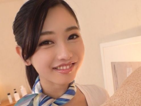 【小柄でキュートなエステティシャン】『ダメなのに…』ギャル系エステ嬢がチンポの誘惑に負けて、背徳の快楽に溺れる！小さくてかわいいお姉さんが、エッチなマッサージで男を誘惑！？制服姿から大胆な姿への変貌に興奮間違いなし！♡