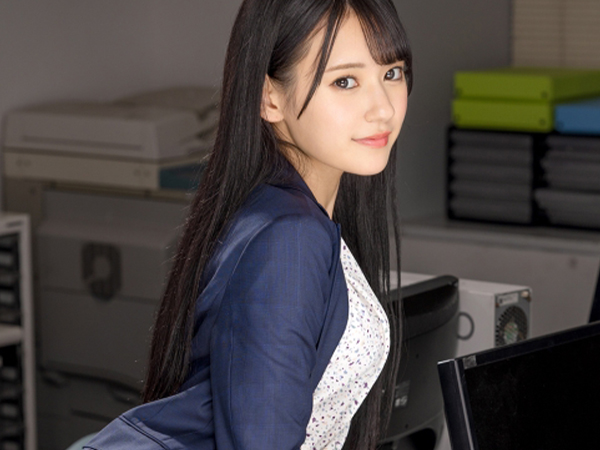 【オフィスラブの禁断ベロチュー】『ダメ…でも気持ちいい…』超可愛いロングヘアーのOLが、オッサン上司と禁断の抱擁！乳首を責められながら、チンポを手コキするエロすぎる状況に濡れまくる！♡