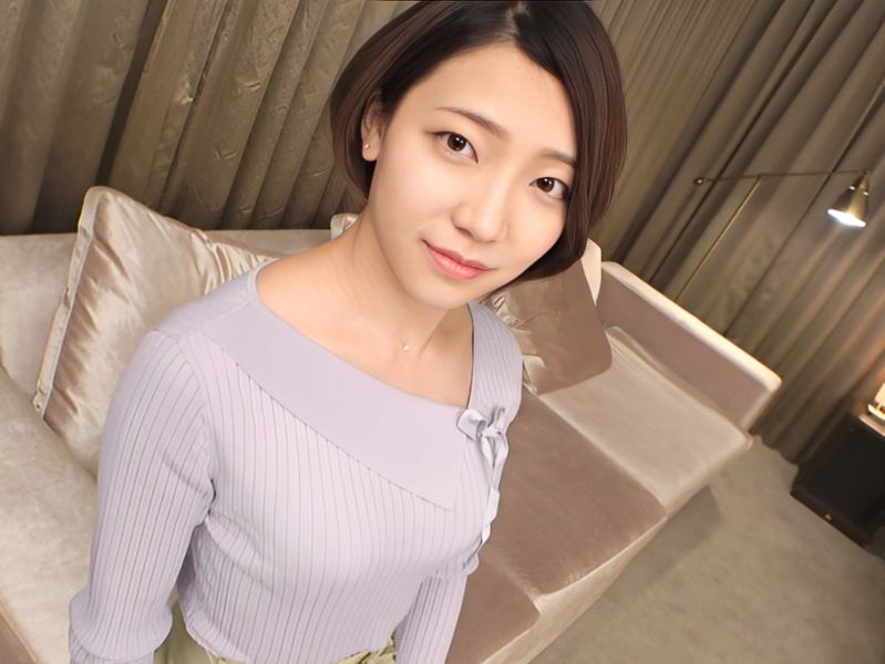 【美貌の裏の淫らな顔】『こんな姿見ないで…』クールな美容部員がベッドの上で大胆に変貌！見た目とギャップのあるエロ体位でチンポを貪る姿に興奮必至！ｗ