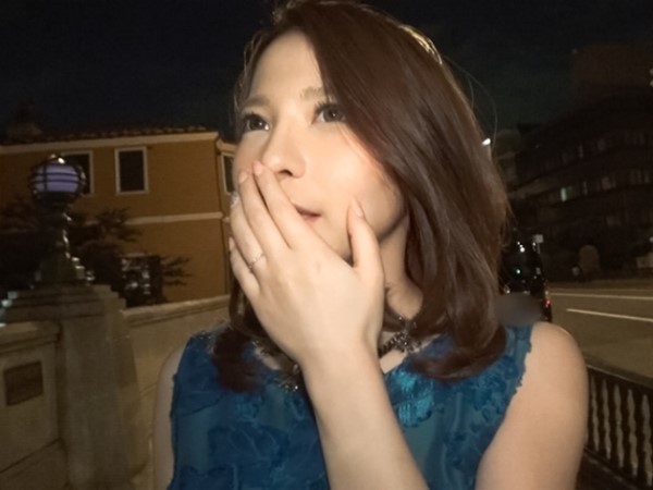 【セレブ妻の危険な誘惑】『ダメ…でも気持ち良すぎる…』欲求不満な美巨乳妻をニセ番組でお宅訪問！旦那のいない隙に、他人棒の快感に溺れ、美巨乳を揺らしながら激しく求める！禁断の悦びを知った人妻の淫らな姿♡