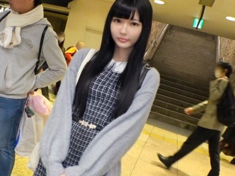 【無毛美少女の過激プレイ】めっちゃカワ美少女、ツルツルマ○コを刺激され感じまくり！肉棒を咥え込み、エロ可愛い喘ぎ声で男を骨抜きにする！！