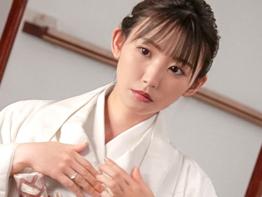 【田舎の秘め事】幼馴染のスレンダー美少女と汗だくエッチ！田舎の暑さに火照ったカラダ、卑猥な汁が溢れるマンコに生挿入プレス連発で大興奮！♡