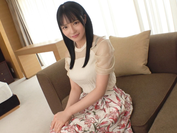 【色白巨乳公務員】『仕事中なのに…』真面目な黒髪お姉さんがAVで大胆変身！デスクで激しく突かれ、揺れる巨乳と悶える表情がエロすぎる！仕事を忘れて感じまくる姿は必見♡