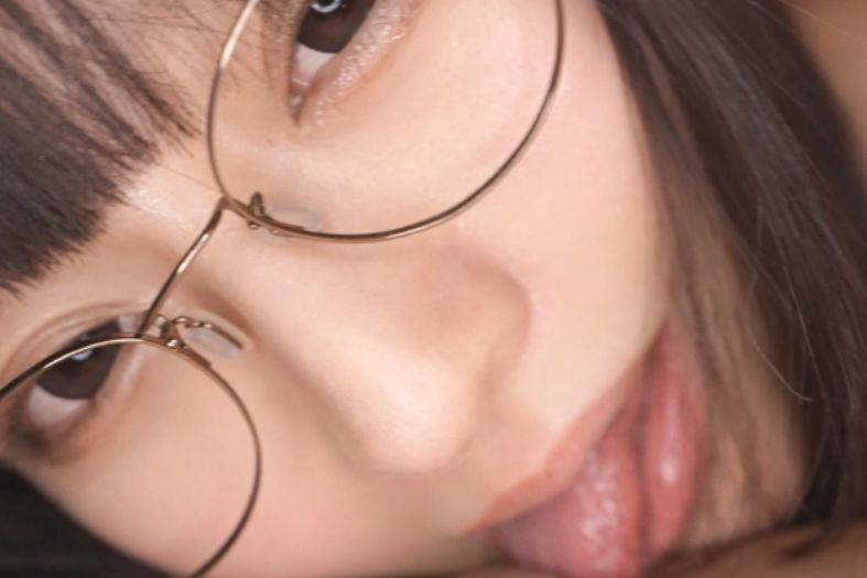 【黒髪メガネの書店員と禁断の夜】物静かな隣人女子がベッドで大胆に変身！スレンダーボディを激しく揺らし、濃厚セックスでエロさ全開！