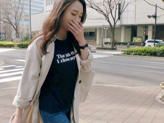 【爆乳美少女のびしょ濡れエッチ】『やだ、出ちゃう…』ぷるるんおっぱいの可愛い子が、おマンコを激しく責められ、びちゃびちゃ潮吹き！敏感ボディが感じまくりで、エロかわいい喘ぎ声が止まらない！♡