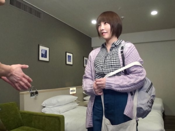 【街角ナンパ】華奢でかわいい介護士お姉さんをゲット！パイパンま○こを愛撫され、エロモード全開でち○ぽをフェラ♥発情したま○こに連続挿入で絶頂しまくり！街中で見つけた天使が淫乱に変身！♡