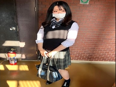 【制服美少女の秘密プレイ】『お家でエッチしよ？』小悪魔JKが自宅で大胆に！ケツをフリフリ、マン潮吹きながらチンポに夢中！制服姿で悶える姿は最高にエロかわ♡顔真っ赤にして感じまくる！