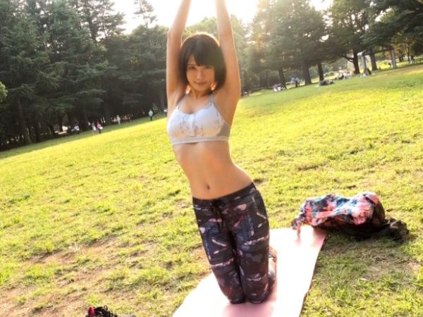 【ヨガ美女を即ハメ】公園でナンパしたスレンダー美女、引き締まったボディは感度バツグン！ベッドで激しく乱れ、喘ぎ声が止まらない！ヨガで鍛えた体がエロくて最高！♡