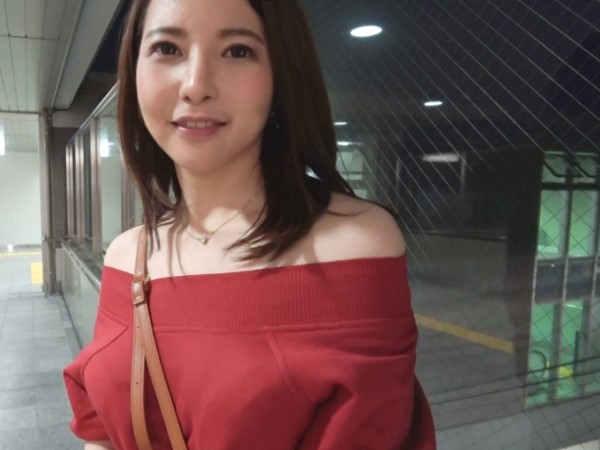 【三十路人妻の禁断プレイ】『旦那じゃ物足りないの…』艶やかな巨乳奥様が、旦那への不満を晴らすため、他人チンポで火遊びセックス！ぱっくり開いたオマンコで、イケナイ快楽に溺れる人妻のエロさ全開♡