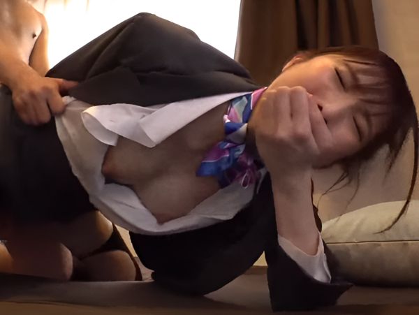 【空飛ぶ天使の淫らな本性】『ダメ…でも気持ちいい…』スレンダーでちっぱいなCAが、制服を乱しながら悶絶！ 膣奥まで激しく突かれ、我慢できない喘ぎ声を漏らしながら、ザーメンを懇願♡ 禁断の機内プレイが止まらない！