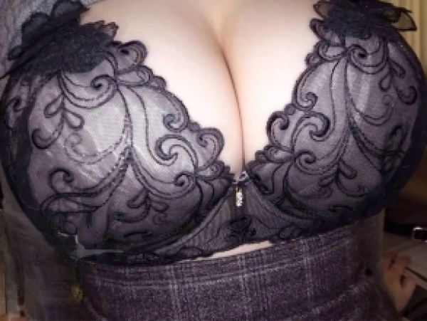 【爆乳OLの危険な残業】会社イチの巨乳女子社員が上司と秘密の種付けセックス！仕事終わりに巨根で突かれ、デカパイ揺らして感じまくり！肉厚なケツが波打つ激しいピストンに悶絶♥