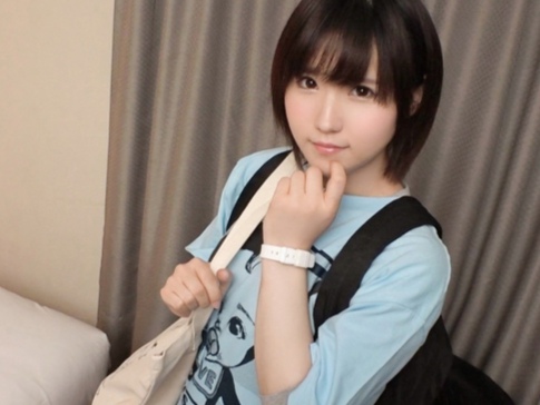 【童顔美少女の過激プレイ】『服着たまま…？』清楚系女子が正常位で激しく突かれて感じまくり！服の上からでもわかる美乳の揺れがエロすぎる♡