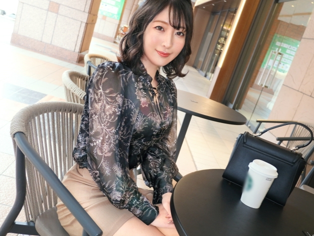 【美乳人妻の淫乱プレイ】『もっと奥まで…』エッチな人妻が騎乗位でチンポを激しく迎え入れ、美乳を揺らしながら乱れまくる濃厚セックス！♡