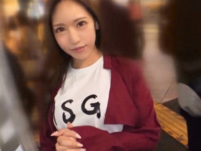 【ナンパ即クンニ】街で見つけたエロカワ美女！マン筋くっきりパンツに興奮して即クンニで潮吹き！ビショ濡れマ●コにデカチン挿入で喘ぎまくり！チ●ポしゃぶるフェラもエロすぎ！