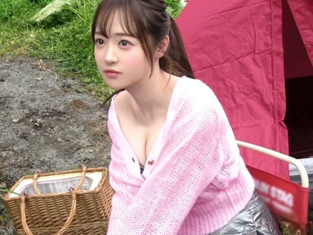 【キャンプ場ナンパ】ソロキャン女子、押しに弱すぎ！テントの中でこっそりハメられ、顔真っ赤にして声我慢しながら感じまくり！バレないようにイキまくる姿がエロすぎる！♡