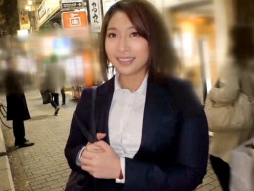 【スーツ巨乳お姉さん】『仕事中なのに…』ピタッとスーツでおっぱい強調！おマンコ刺激され我慢できず着衣のままチンコ挿入♡感じまくる濃厚セックス！