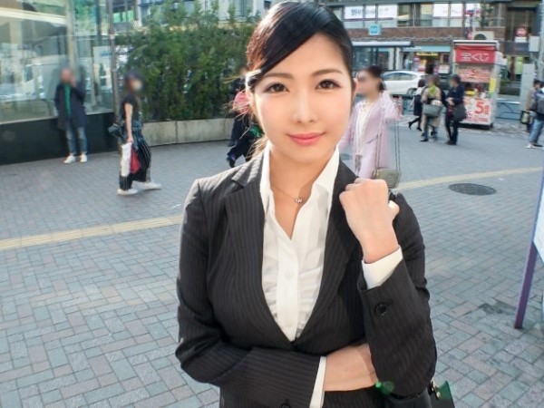 【街角ナンパで捕まえた仕事中のOL】『ダメ…ここじゃ…』真面目そうなOLがホテルで豹変!ねっとりフェラから激ピストンまで、仕事のストレスをセックスで発散!!♡